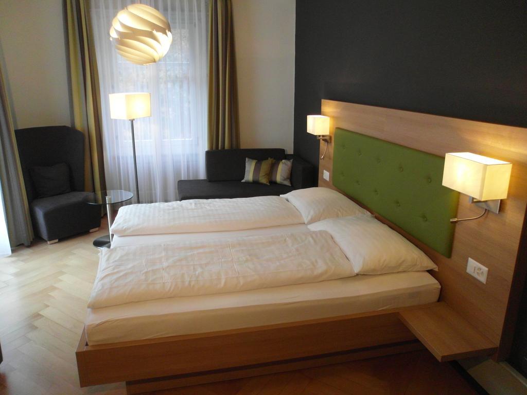 Standard Dreibettzimmer mit Balkon